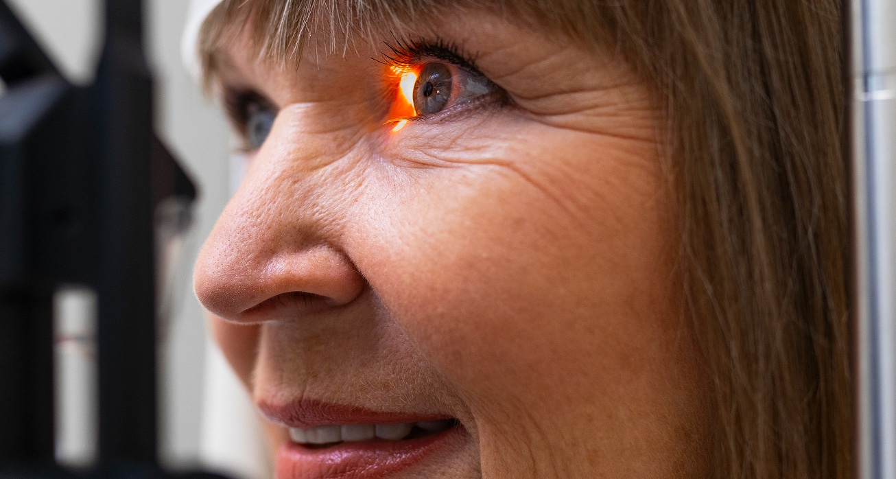 Ophthalmologist doctor consulting patient 1